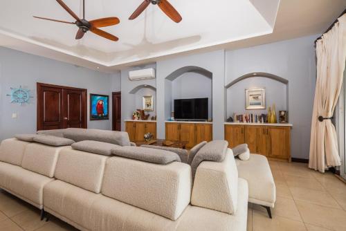 Beachfront Potrero - nice 7-BR villa, private cook included - Casa Royal