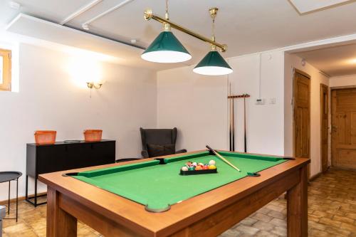 Six-Bedroom House image 3