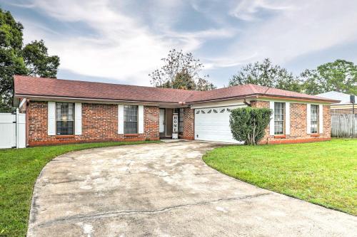 Quaint Jacksonville Escape with Screened Porch!, Jacksonville