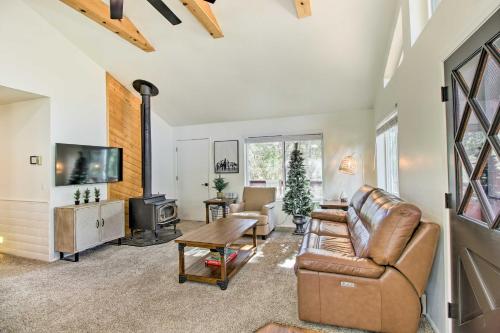 Near Hiking Modern Heber-Overgaard Cabin with Deck