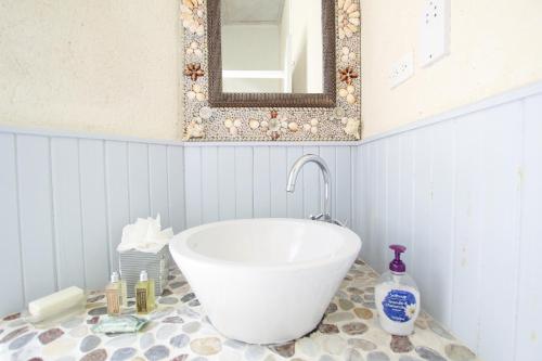 Marsh Mellow South Cottage by Bluescape