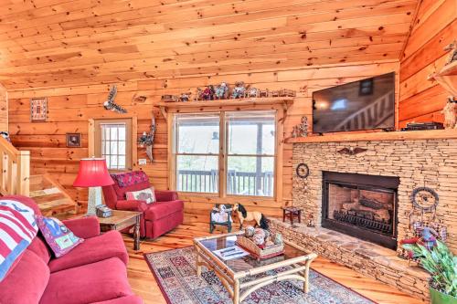 Wheelchair-Accessible Murphy Cabin with Fire Pit! in Murphy, USA