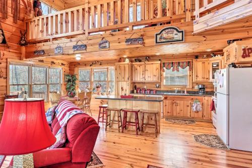 Wheelchair-Accessible Murphy Cabin with Fire Pit! in Murphy, USA