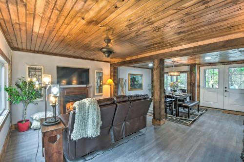 Otto Home with Fire Pit, Tree House and Hot Tub! in Otto, USA