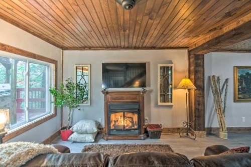 Otto Home with Fire Pit, Tree House and Hot Tub! in Otto, USA