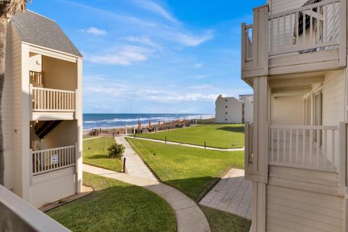 Seconds away from the Beach and pool! Beautiful condo with beachview balconies Pet Friendly - image 4