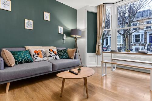 Spacious 3BR Hackney Home, Sleeps 6, Sunny Garden