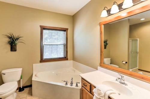 Elegant Branson Home Less Than 2 Mi to Silver Dollar City! - image 10