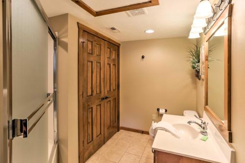 Elegant Branson Home Less Than 2 Mi to Silver Dollar City! - image 14