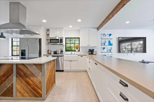 Peaceful Miami Getaway Private Yard and Oasis! - image 10