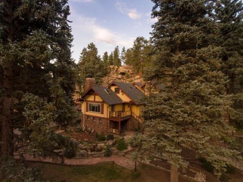 Exterior view, Alpen Way Chalet Mountain Lodge in Evergreen (CO)