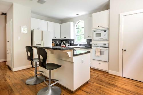 Charming Houston Townhome in Montrose Neighborhood - image 10