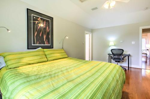 Charming Houston Townhome in Montrose Neighborhood - image 12
