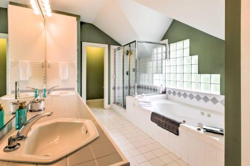 Charming Houston Townhome in Montrose Neighborhood - image 13