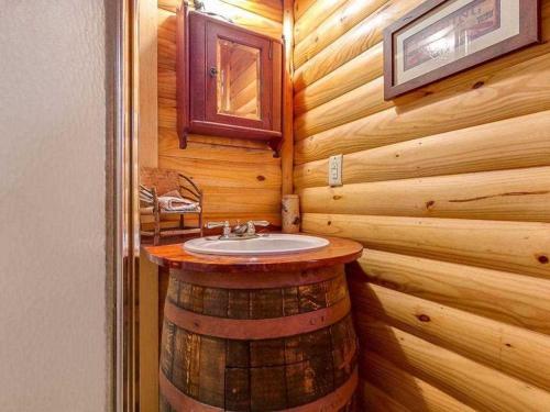Last Outpost- Cedar Loft in Medina, USA