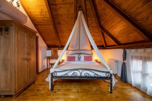 Deluxe Double Room with Canopy - Attic