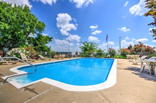 Gorgeous Condo with Resort Pool Near Branson Strip! - image 6