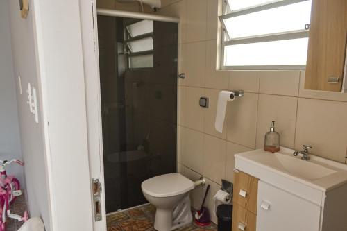浴室, Casa c churrasqueira e piscina Florianopolis SC in 佩德里塔