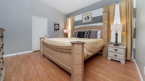 8208 Fan Palm Way - main image