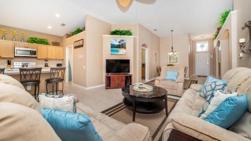 8104 - Fan Palm Way - image 11