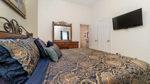 8104 - Fan Palm Way - image 10