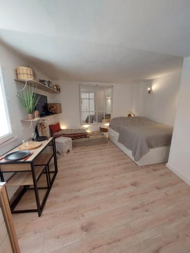 Hyères studio refait à neuf dans la cité médiévale - Tap to explore photos