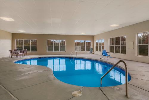 Bassein, Red Roof Inn & Suites Knoxville East near Historic Ramsey House