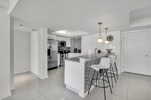 Oceanview jewel for large families! Beachfront resort shared pools & jacuzzi - image 12