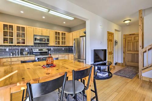 Lovely Fraser Retreat with Hot Tub and Fire Pit! in Fraser, USA