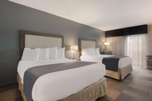 Best Western St. Catharines Hotel & Conference Centre Room Type - Queen Room with Two Queen Beds - Poolside