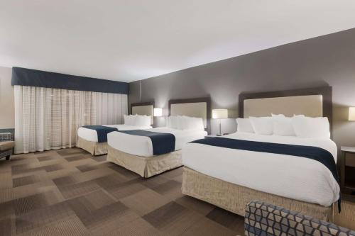Queen Room with Three Queen Beds - Non-Smoking