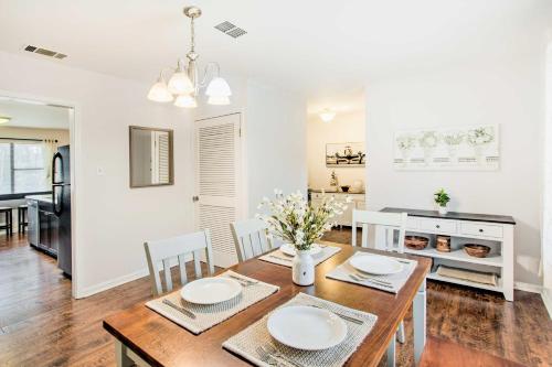 Bright Hinesville Home, 43 Mi to Savannah! in 翰斯維爾 (GA)
