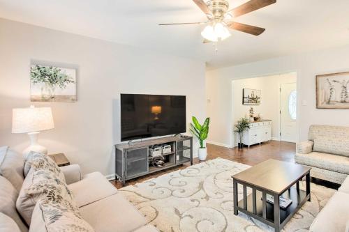 Bright Hinesville Home, 43 Mi to Savannah! in 翰斯維爾 (GA)
