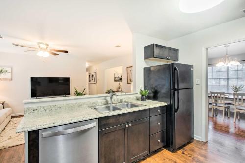 Bright Hinesville Home, 43 Mi to Savannah! in 翰斯維爾 (GA)