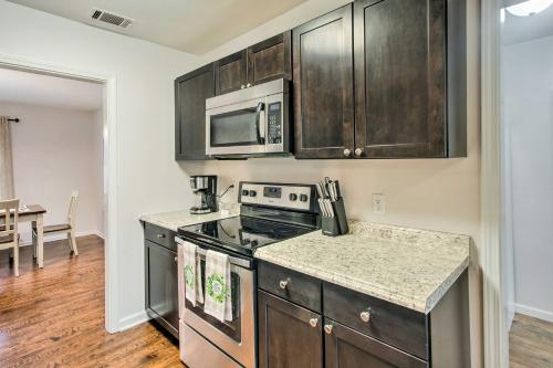 Bright Hinesville Home, 43 Mi to Savannah! in 翰斯維爾 (GA)