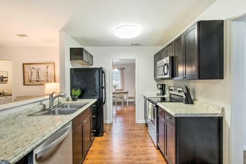 Bright Hinesville Home, 43 Mi to Savannah! in 翰斯維爾 (GA)