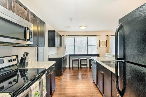 Bright Hinesville Home, 43 Mi to Savannah! in 翰斯維爾 (GA)