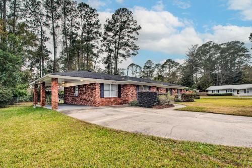 Bright Hinesville Home, 43 Mi to Savannah! in 翰斯維爾 (GA)