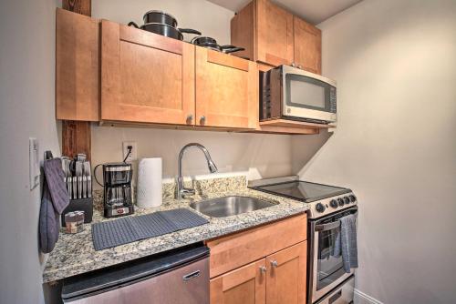Cozy Norwalk Studio about 3 Mi to Beach! in Norwalk, USA