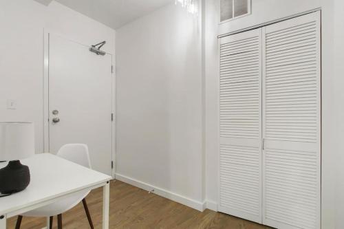 1BR Modern Luxe Apt with In-Unit Laundry - Lake 304 rep