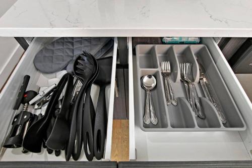 1BR Modern Luxe Apt with In-Unit Laundry - Lake 304 rep