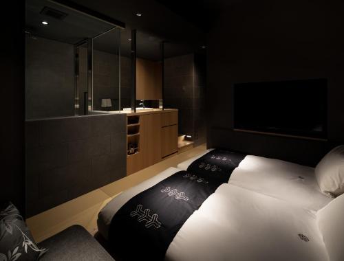 Superior Twin Room image 5
