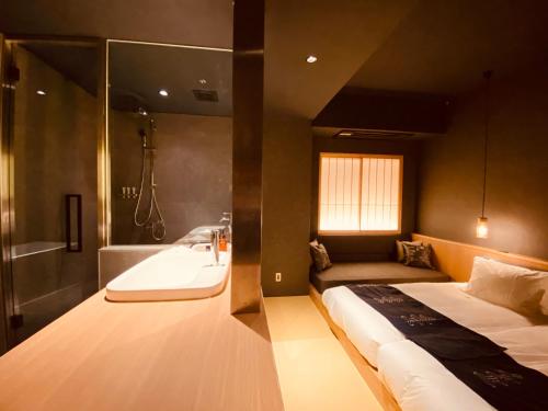 Superior Twin Room image 4
