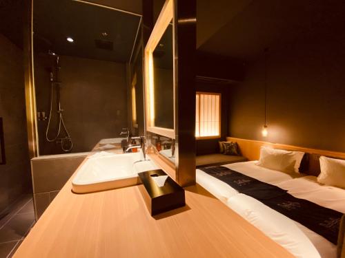 Superior Twin Room image 7