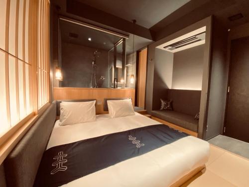 Standard Double Room image 7