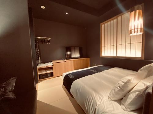 Standard Double Room image 9