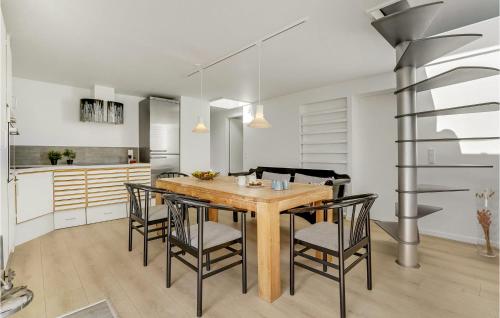 cuina, 2 Bedroom Awesome Home In Juelsminde in Juelsminde