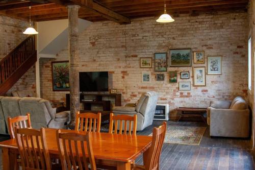 B&B Tumbarumba - 1885 Warehouse Apartment - Bed and Breakfast Tumbarumba