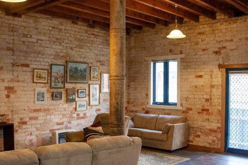 1885 Warehouse Apartment in Tumbarumba