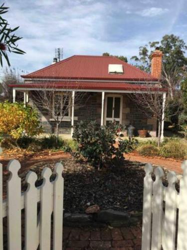 Randell Cottage - Adelaide Hills - Cosy Rustic Hideaway